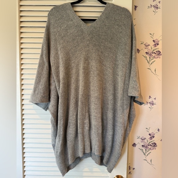 XCVI Grey Wool Blend Short Sleeve V-Neck Pullover with Pockets One Size - Picture 5 of 6